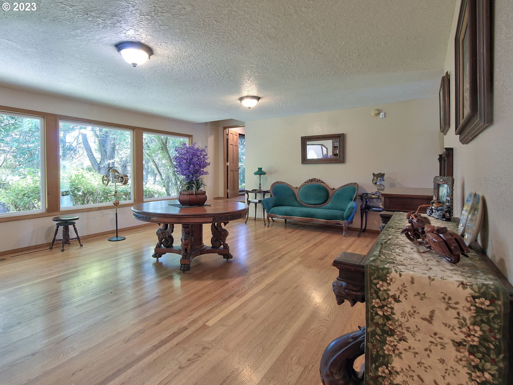 12773 South Union Hall Road Canby, OR 97013 - Photo 20 of 47 a living room with furniture and a wooden floor