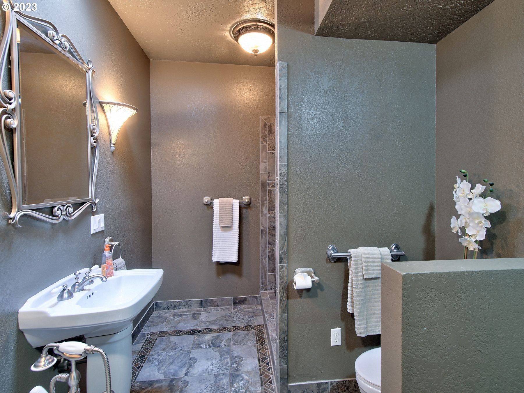 12773 South Union Hall Road Canby, OR 97013 - Photo 23 of 47 a bathroom with a sink mirror and toilet