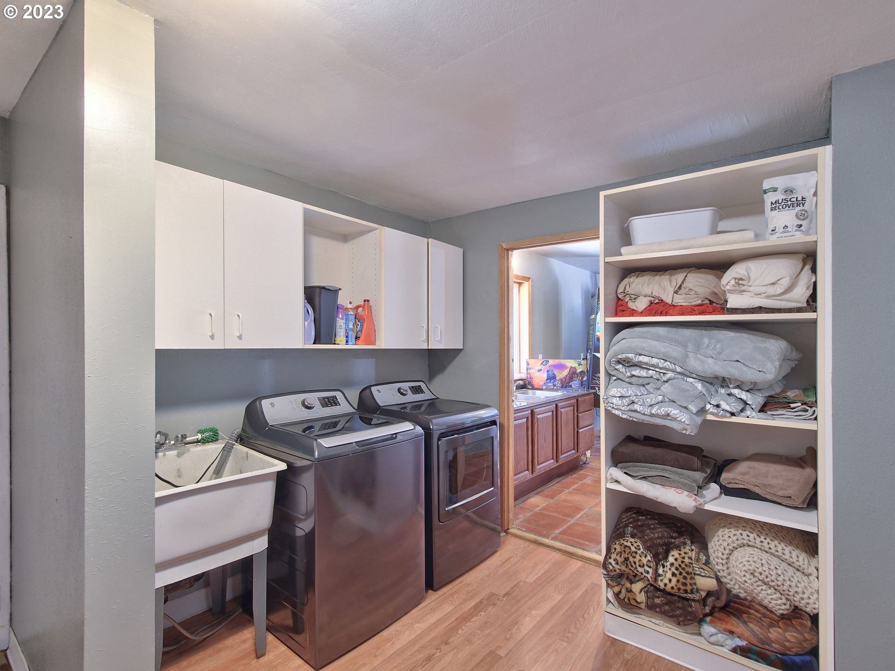 12773 South Union Hall Road Canby, OR 97013 - Photo 25 of 47 a kitchen that has a lot of cabinets in it