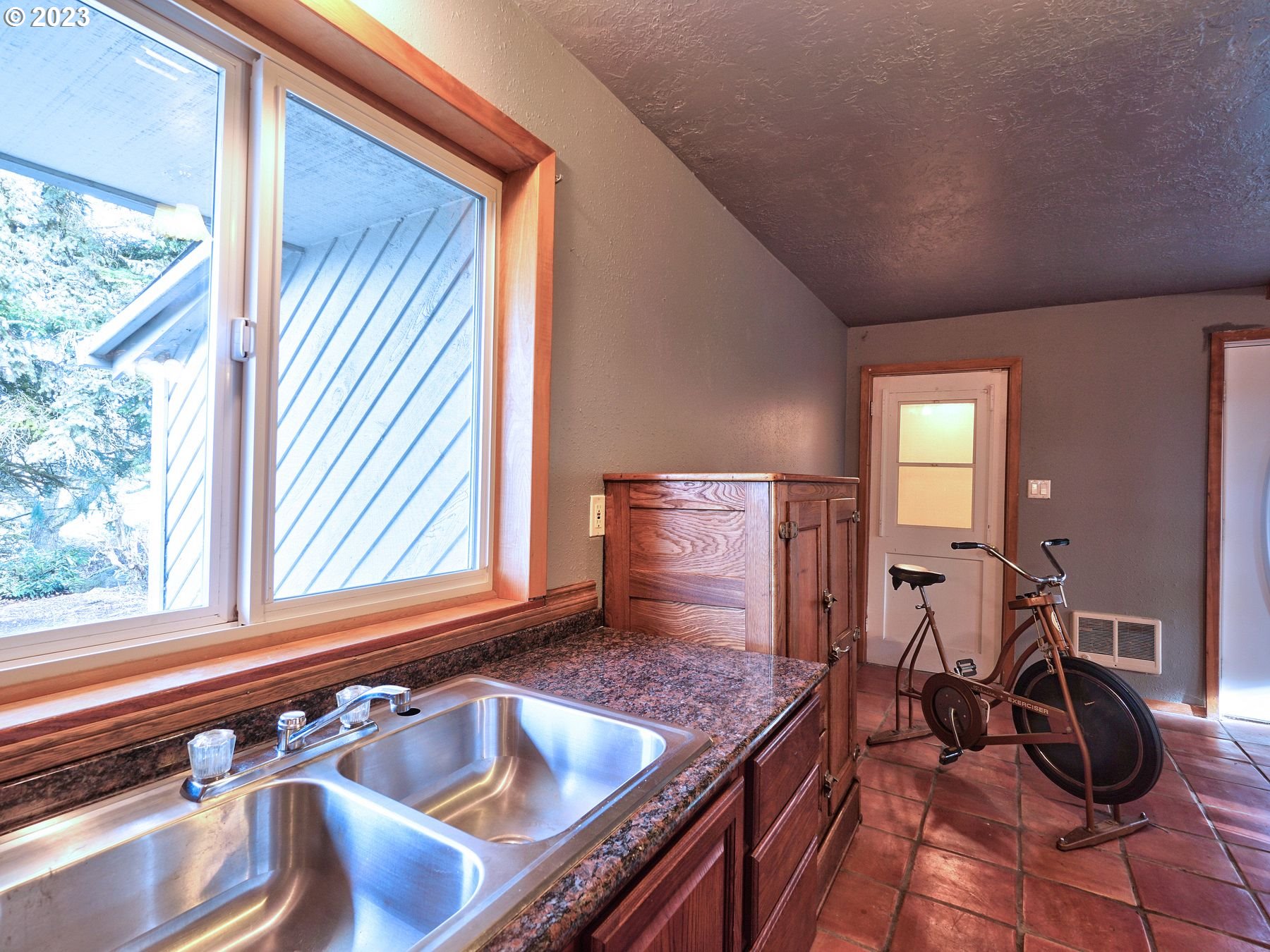 12773 South Union Hall Road Canby, OR 97013 - Photo 35 of 47 a view of a living room and a window