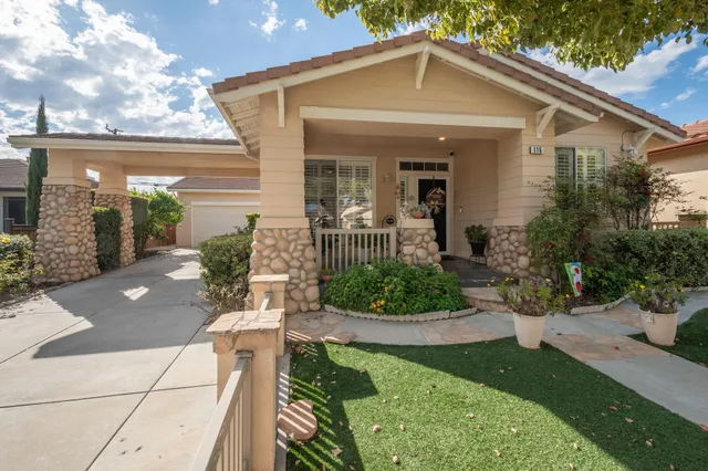 a view of a house with yard and plants