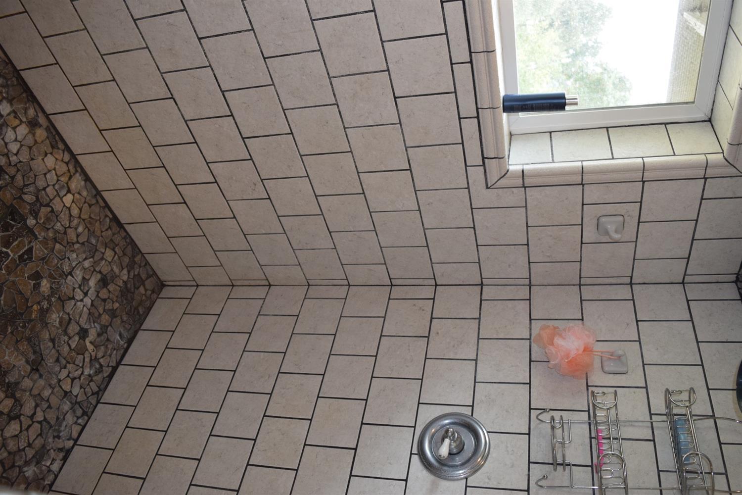 847 Big Bend Road Roseburg, OR 97471 - Photo 19 of 25 a bathroom with a shower