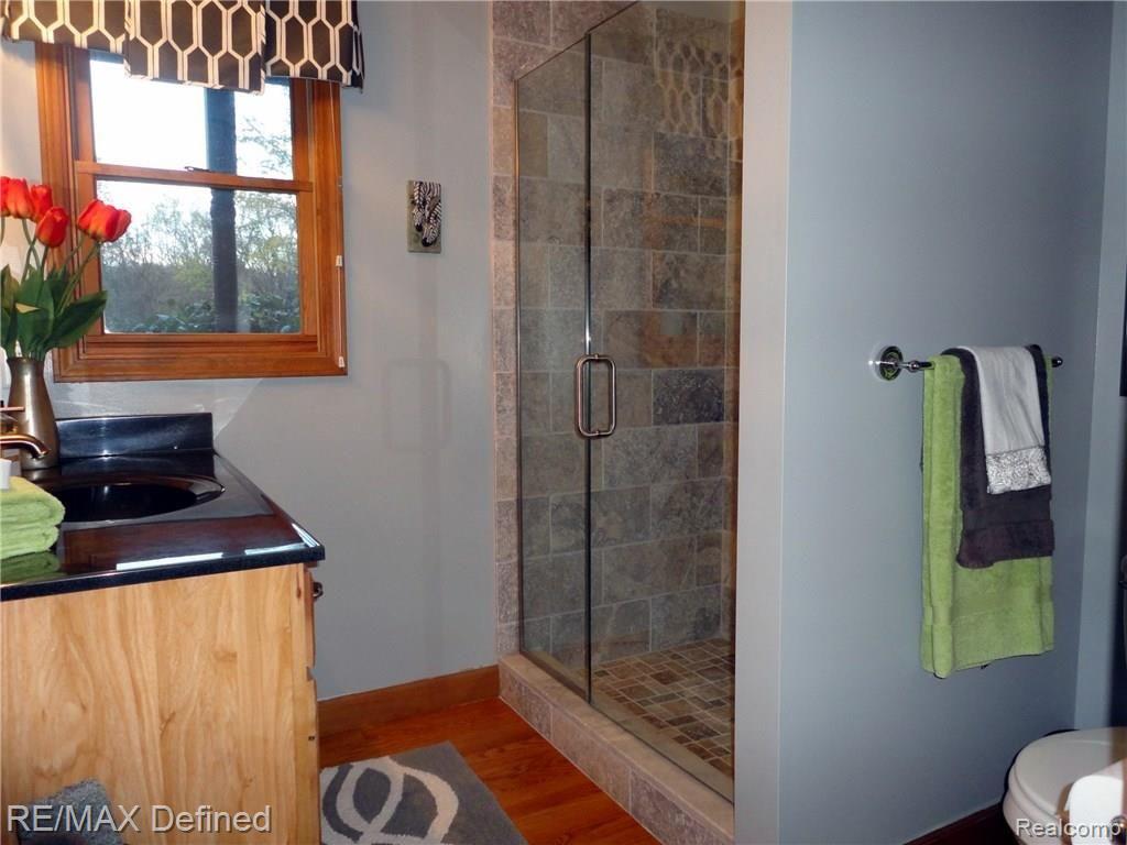7675 Woodview Road Clarkston, MI 48348 - Photo 18 of 40 Main floor bath.jpg