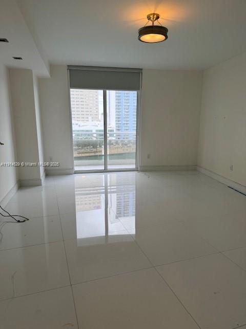 901 Brickell Key Boulevard, Unit 906 Miami, FL 33131 - Photo 20 of 60 en empty room with window