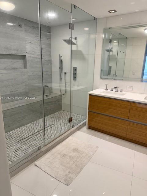 901 Brickell Key Boulevard, Unit 906 Miami, FL 33131 - Photo 29 of 60 a bathroom with a tub sink and mirror
