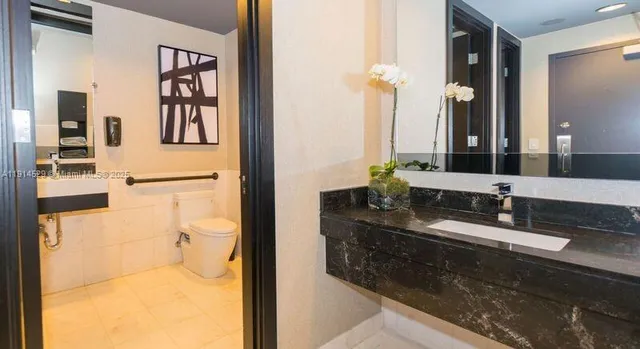 $1,800,000 | 901 Brickell Key Boulevard, Unit 906, Miami, FL 33131