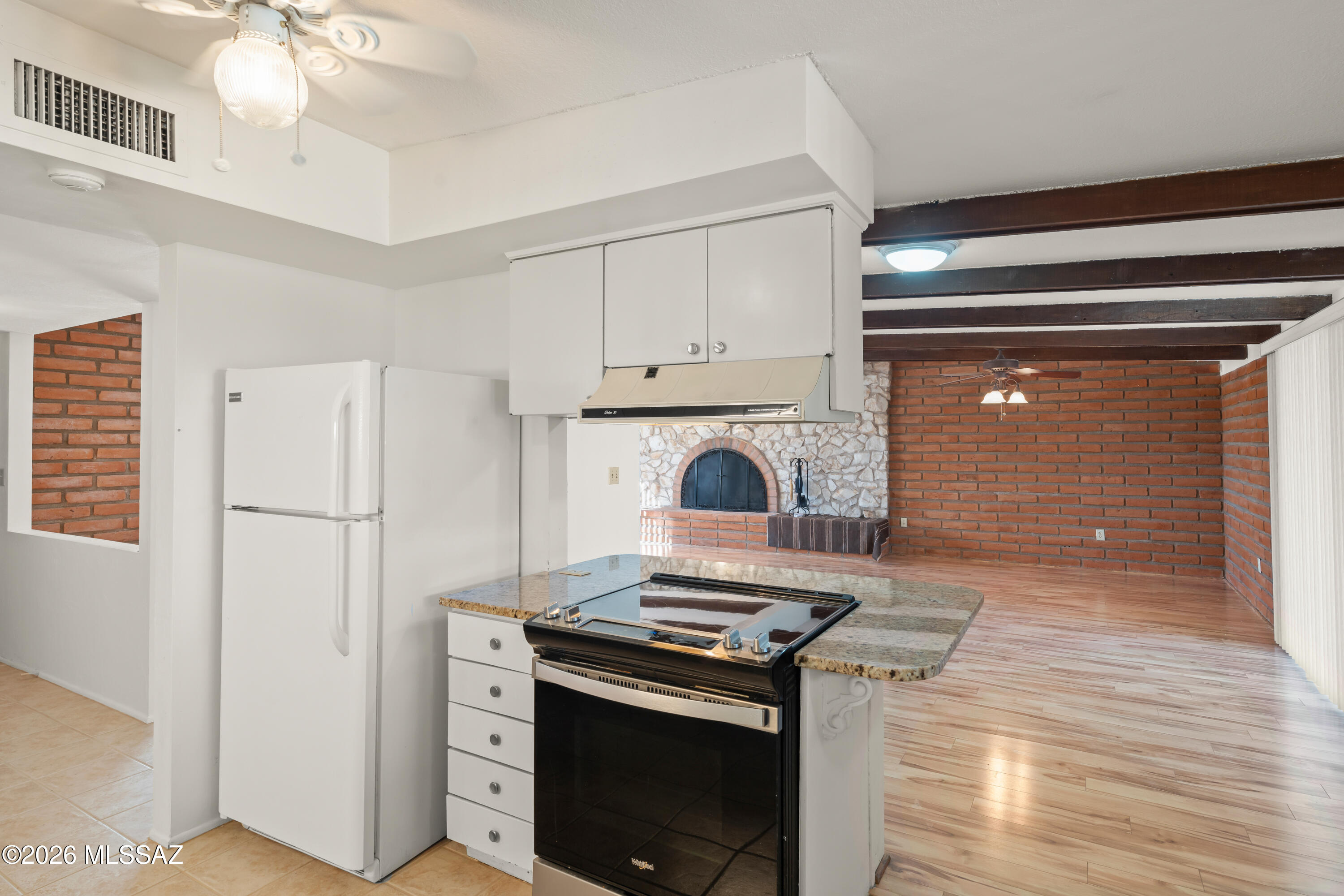 7640 West Maverick Road Sahuarita, AZ 85629 - Photo 8 of 27 Kitchen