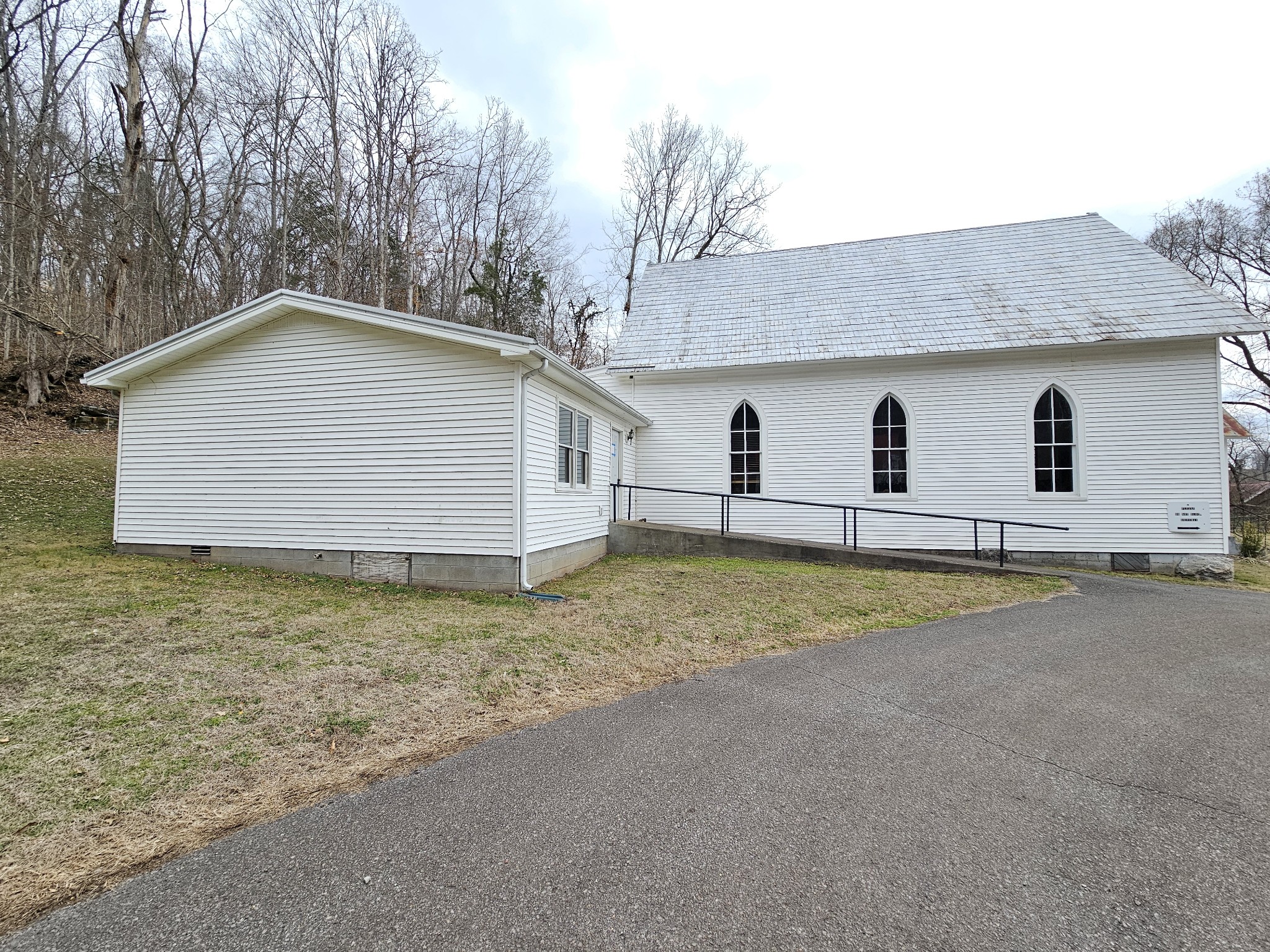 1124 Leach Road Cumberland Furnace, TN 37051 - Photo 5 of 18 a house with a yard