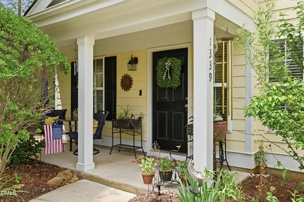 a view of entryway front of house