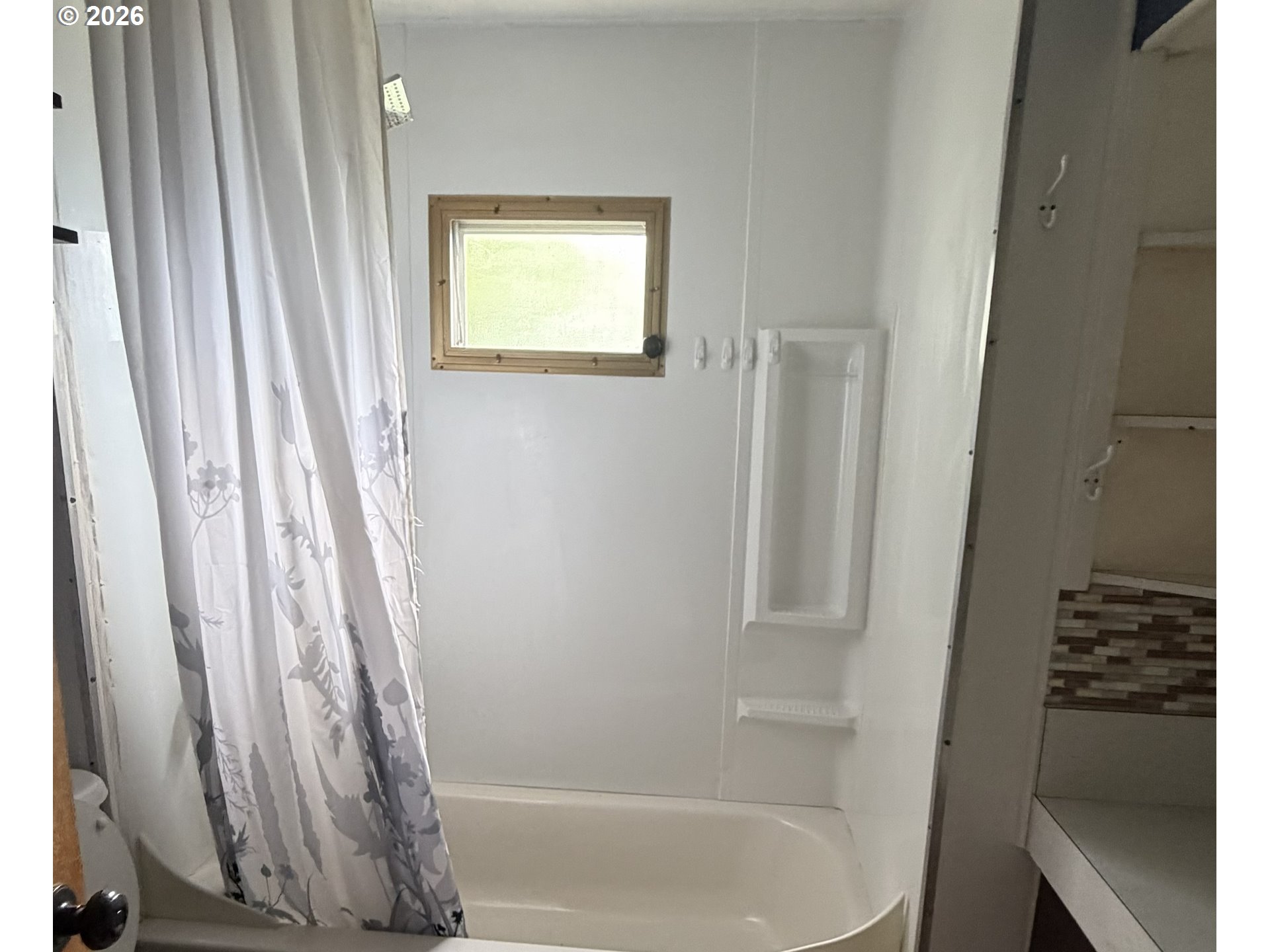1000 North 8th Street, Unit 54 Reedsport, OR 97467 - Photo 13 of 29 a bathroom with a bathtub