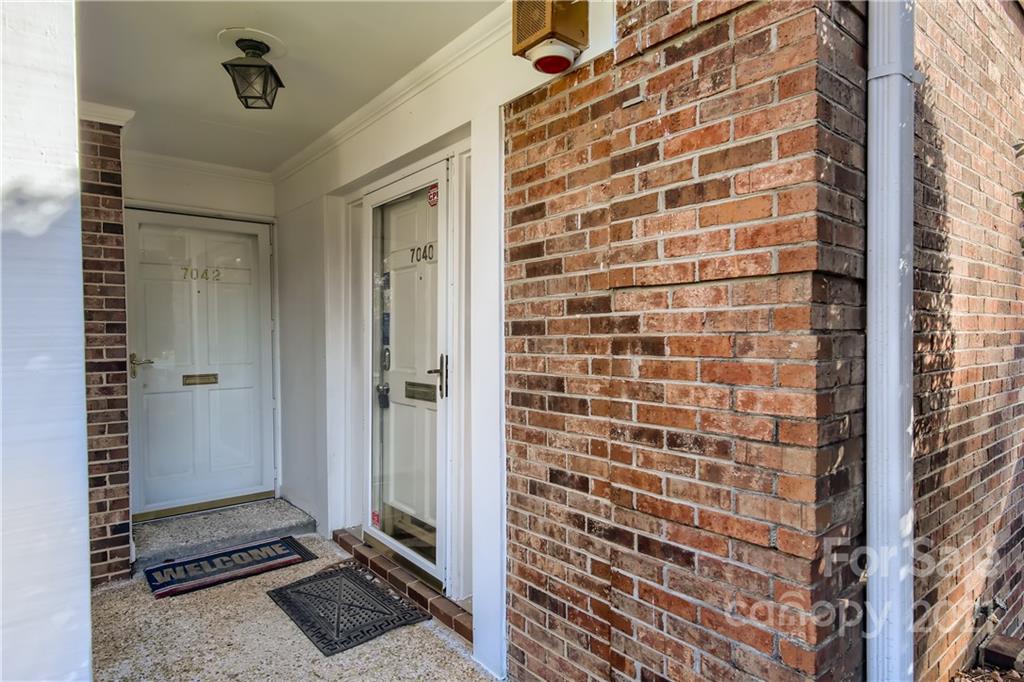 7040 Quail Hill Road Charlotte, NC 28210 - Photo 3 of 33 a bathroom with a shower