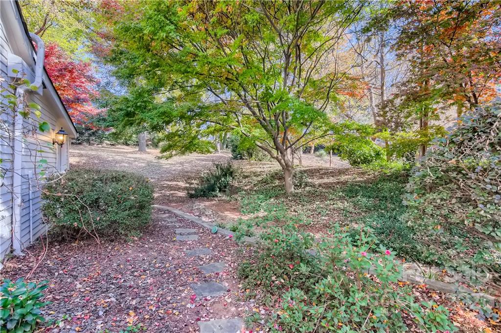 7040 Quail Hill Road Charlotte, NC 28210 - Photo 31 of 33 a backyard of a house with lots of green space