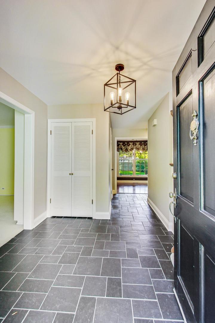 2441 Shannon Road Northbrook, IL 60062 - Photo 4 of 26 a view of a entryway