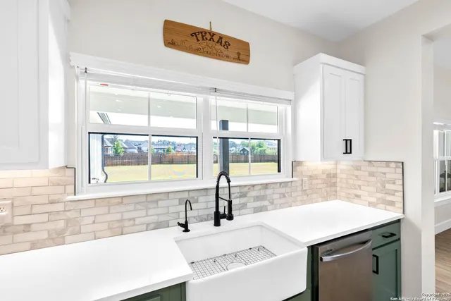 $605,000 | 100 East Magnolia Circle, La Vernia, TX 78121