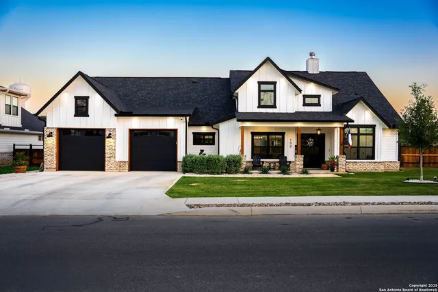 $605,000 | 100 East Magnolia Circle, La Vernia, TX 78121