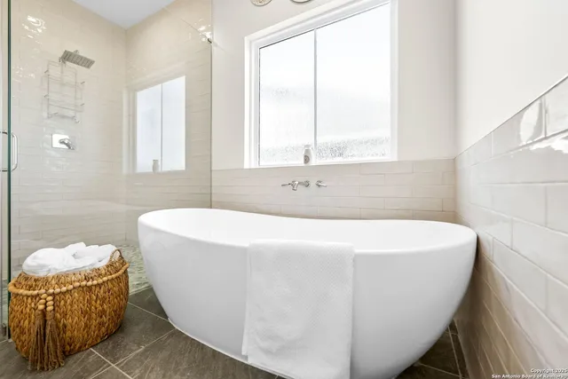 $605,000 | 100 East Magnolia Circle, La Vernia, TX 78121