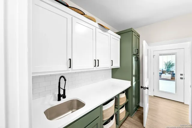 $605,000 | 100 East Magnolia Circle, La Vernia, TX 78121