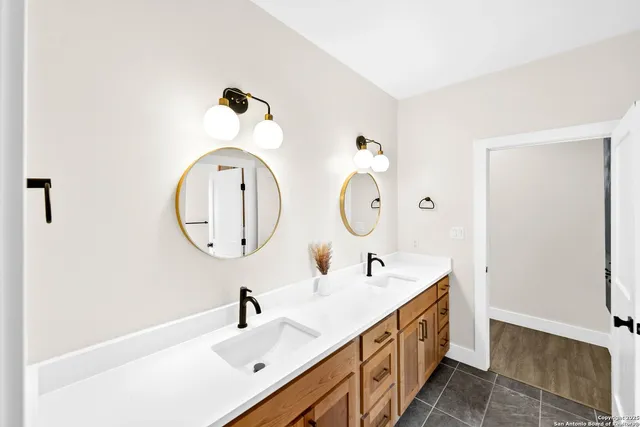 $605,000 | 100 East Magnolia Circle, La Vernia, TX 78121