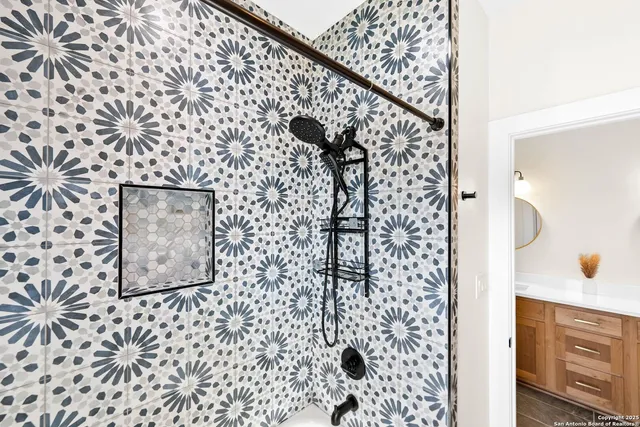 $605,000 | 100 East Magnolia Circle, La Vernia, TX 78121