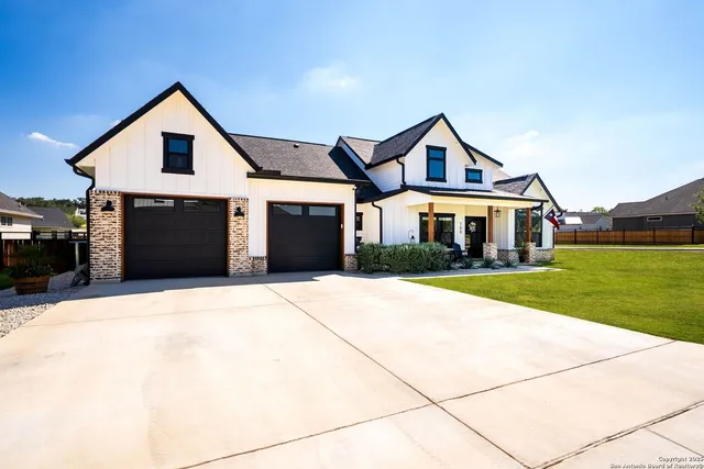 $605,000 | 100 East Magnolia Circle, La Vernia, TX 78121