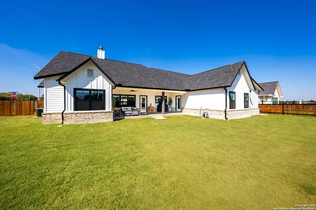 $605,000 | 100 East Magnolia Circle, La Vernia, TX 78121