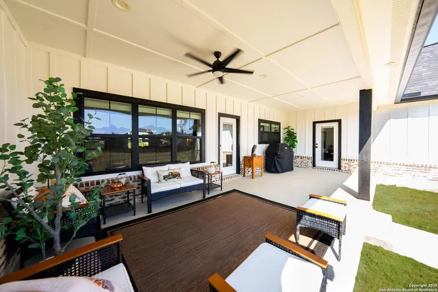 $605,000 | 100 East Magnolia Circle, La Vernia, TX 78121