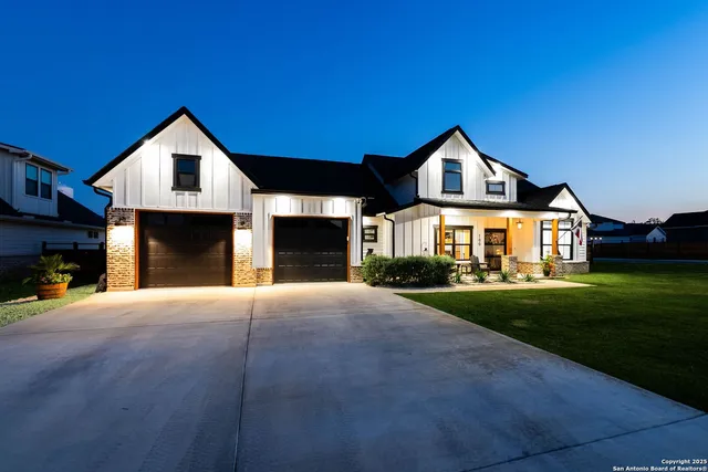 $605,000 | 100 East Magnolia Circle, La Vernia, TX 78121