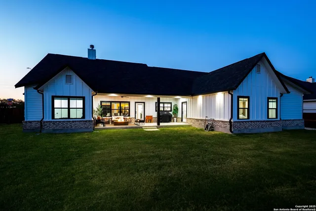 $605,000 | 100 East Magnolia Circle, La Vernia, TX 78121