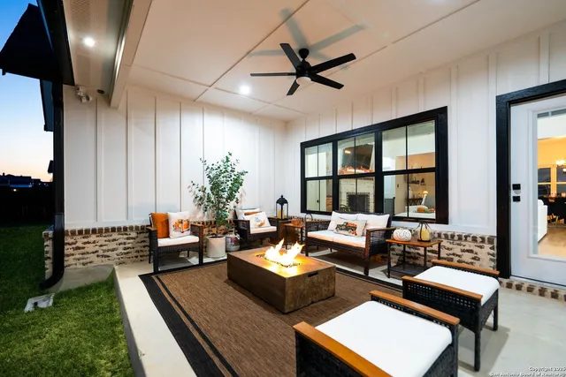 $605,000 | 100 East Magnolia Circle, La Vernia, TX 78121