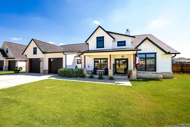 $605,000 | 100 East Magnolia Circle, La Vernia, TX 78121