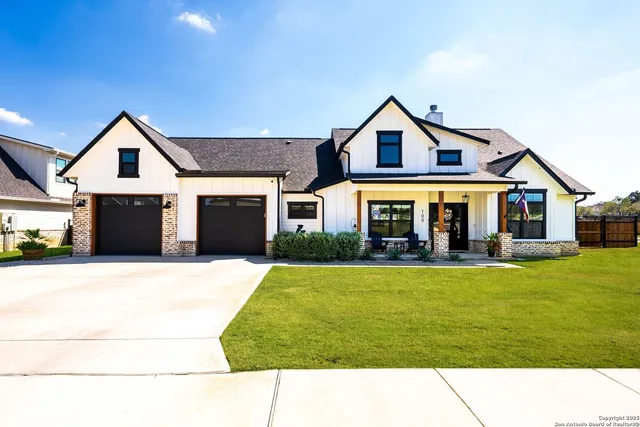 $605,000 | 100 East Magnolia Circle, La Vernia, TX 78121