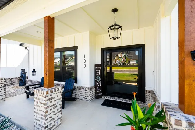 $605,000 | 100 East Magnolia Circle, La Vernia, TX 78121