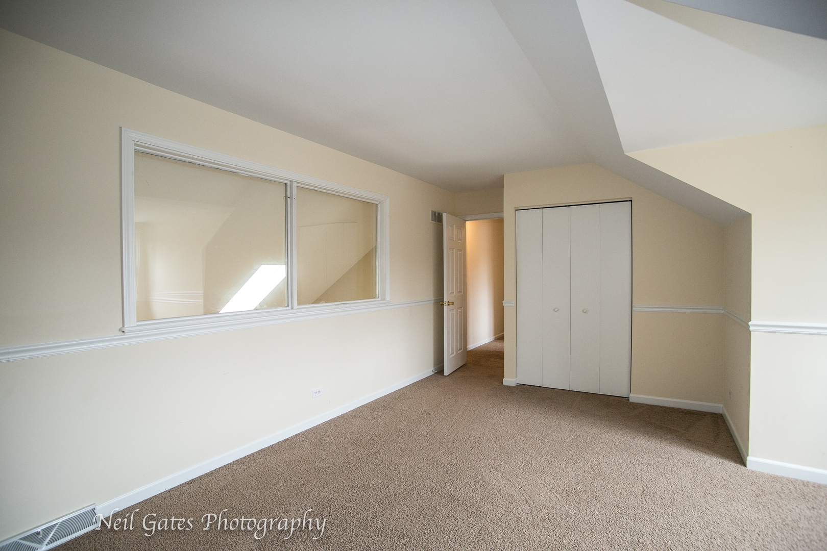 586 Roxbury Drive Naperville, IL 60565 - Photo 19 of 39 a view of an empty room and window