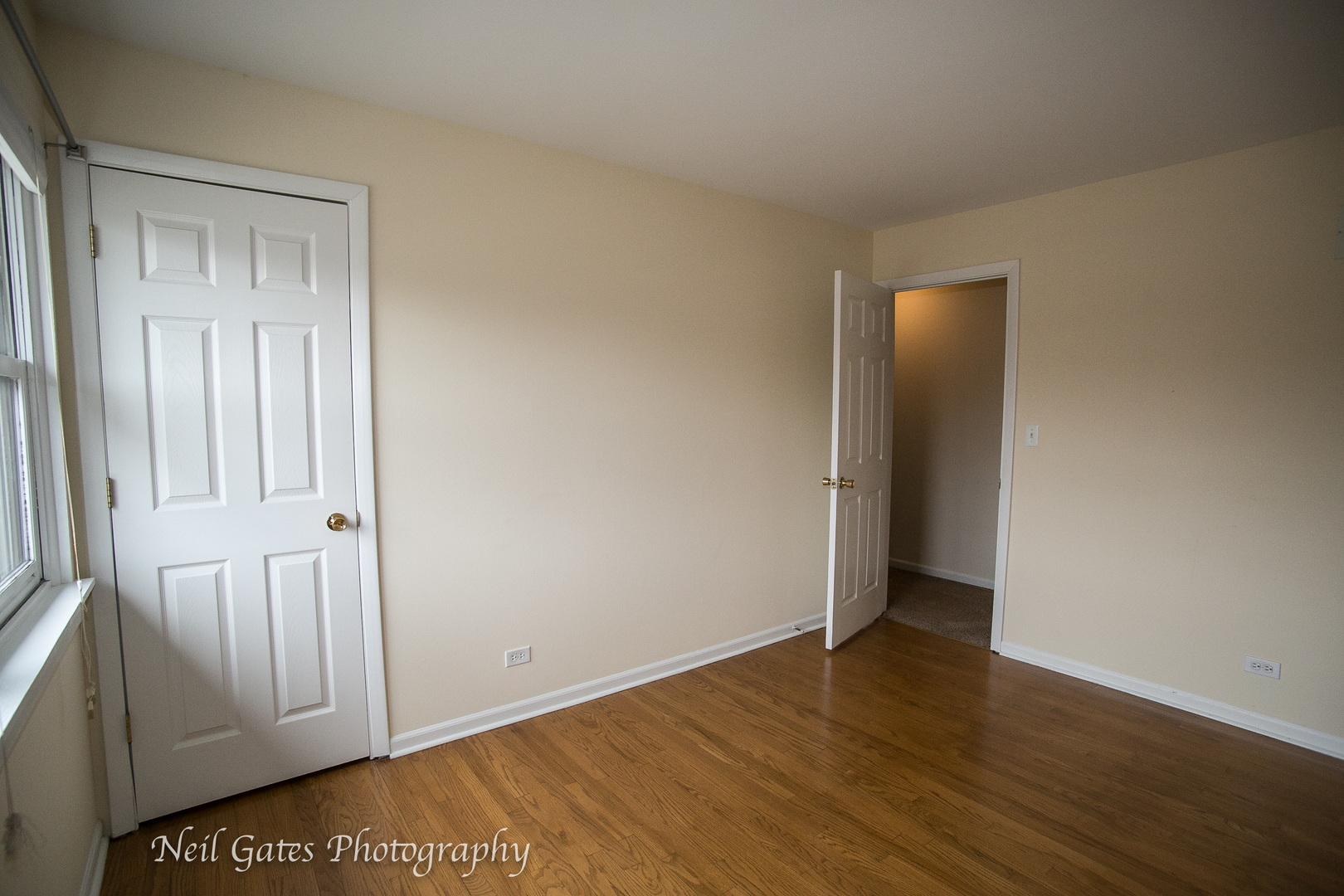586 Roxbury Drive Naperville, IL 60565 - Photo 21 of 39 wooden floor in an empty room