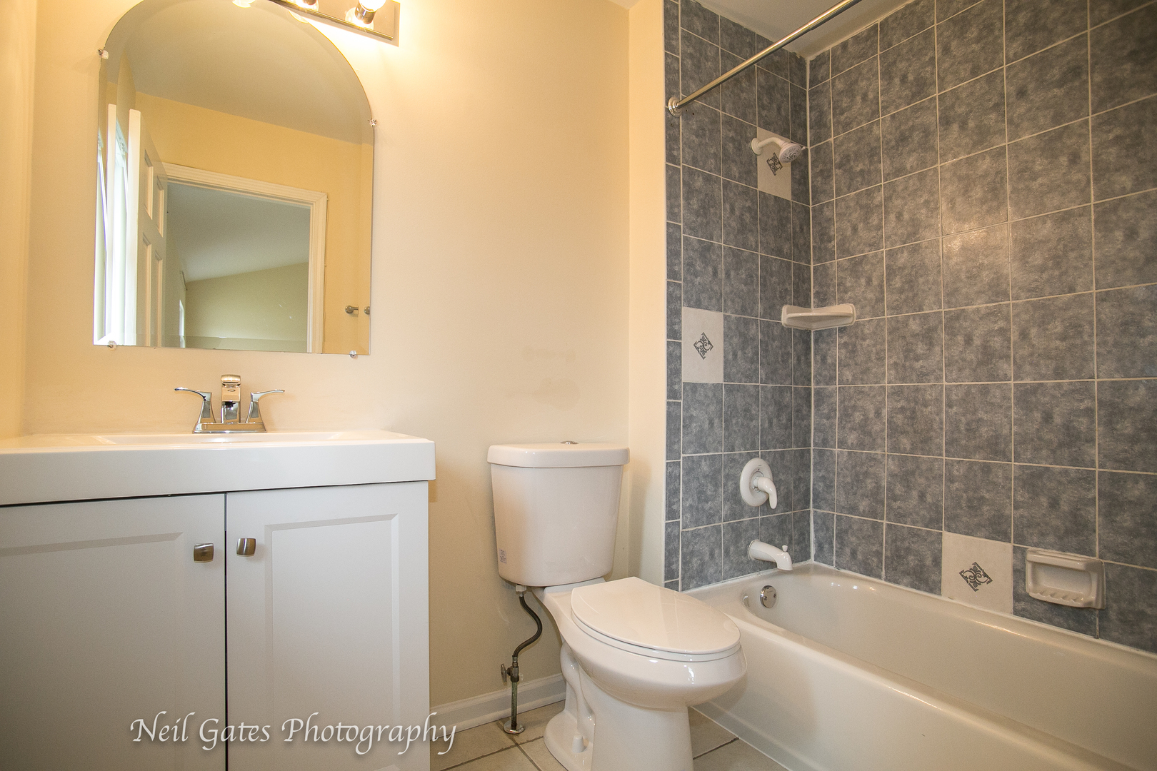586 Roxbury Drive Naperville, IL 60565 - Photo 28 of 39 a bathroom with a sink mirror toilet and bathtub