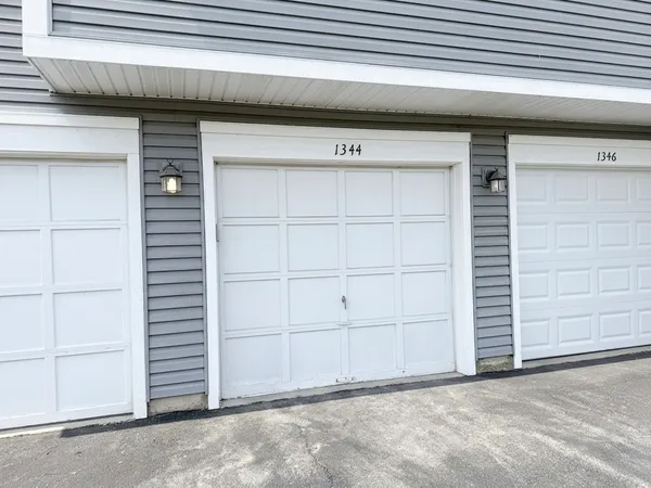 $2,450 | 1344 Barclay Lane, Unit 1344, Deerfield, IL 60015