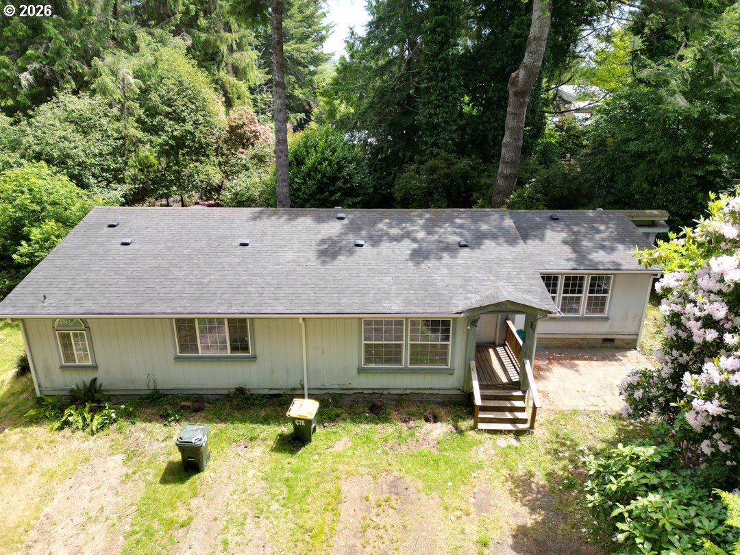 83411 Clear Lake Road Florence, OR 97439 - Photo 4 of 47 front view of a house with a yard