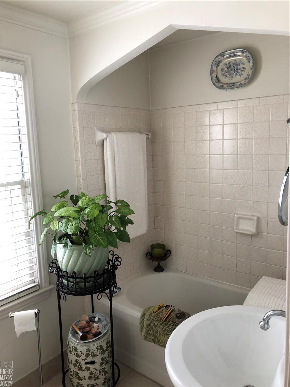 1633 Roslyn Road Grosse Pointe Woods, MI 48236 - Photo 9 of 11