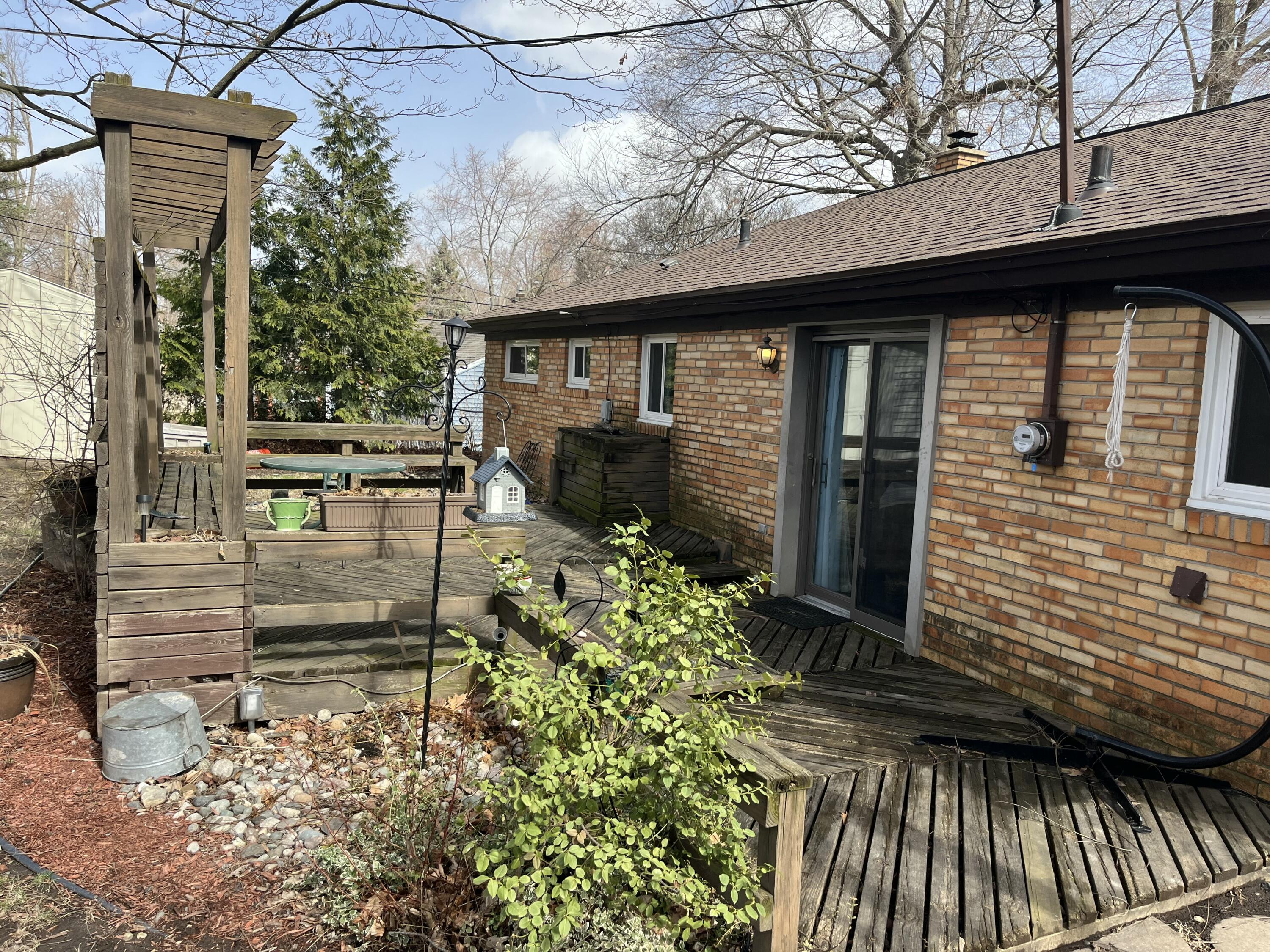 1011 Westfield Road Lansing, MI 48917 - Photo 28 of 35 Deck