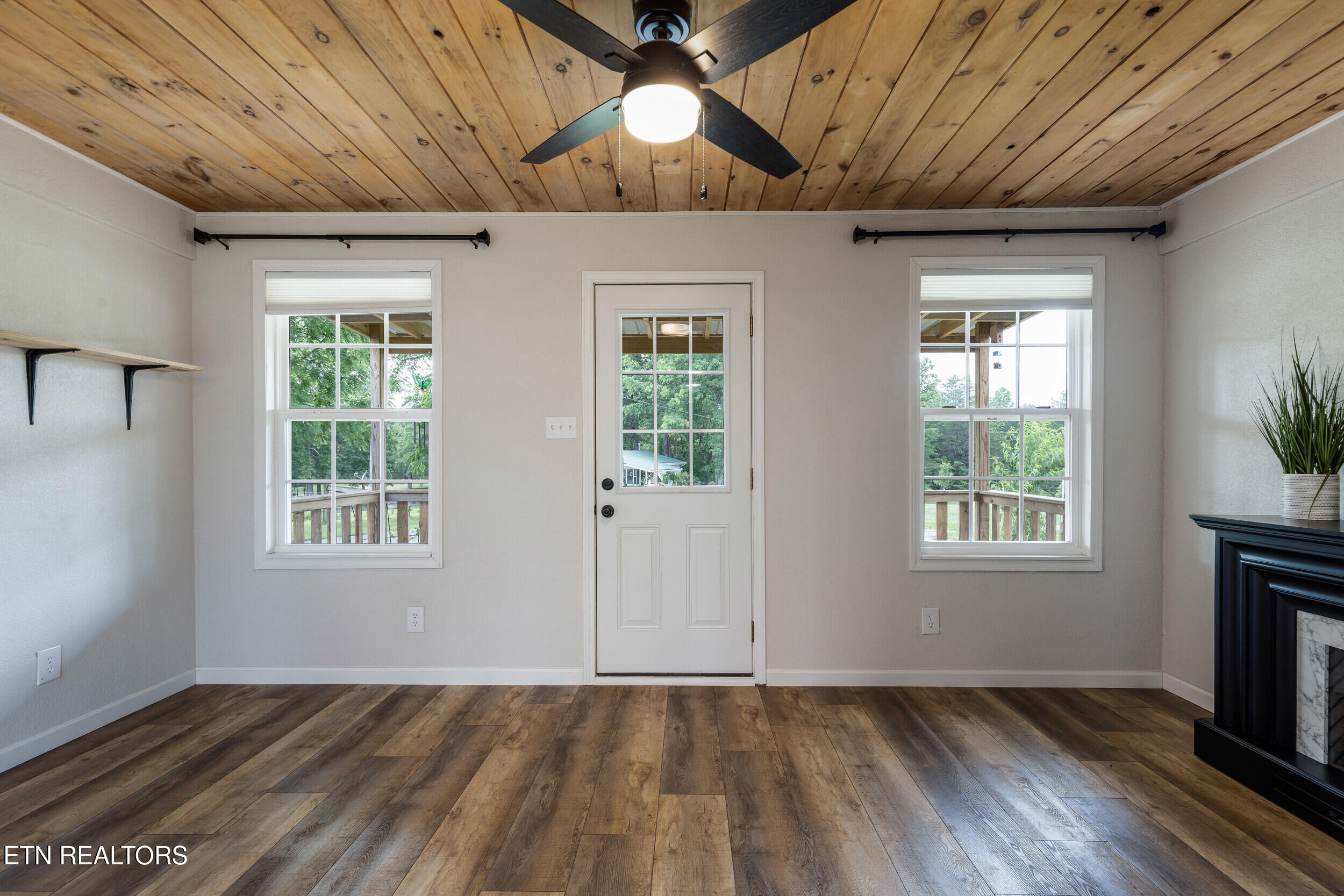 210 Conifer Road Winfield, TN 37892 - Photo 4 of 19 Living Room