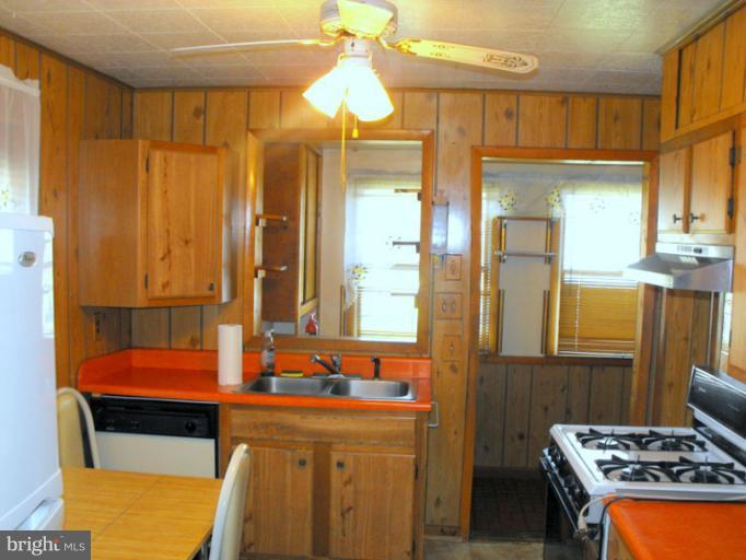 6605 Randolph Road Morningside, MD 20746 - Photo 11 of 30 Kitchen