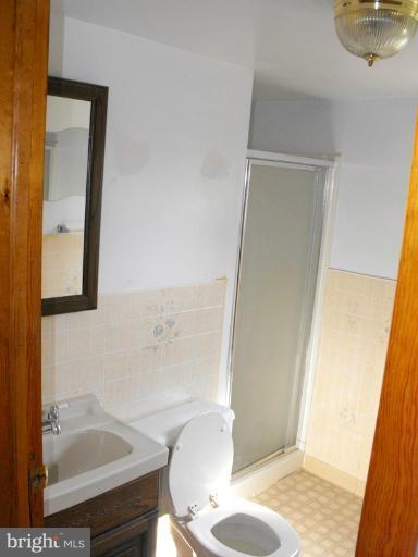 6605 Randolph Road Morningside, MD 20746 - Photo 21 of 30 Upper level bathroom
