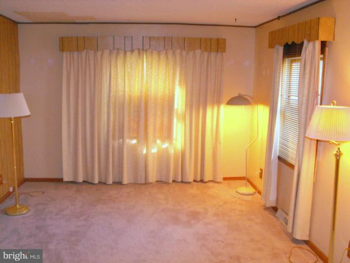 6605 Randolph Road Morningside, MD 20746 - Photo 7 of 30 Living Room