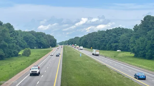 a sign that is sitting on a brick wall