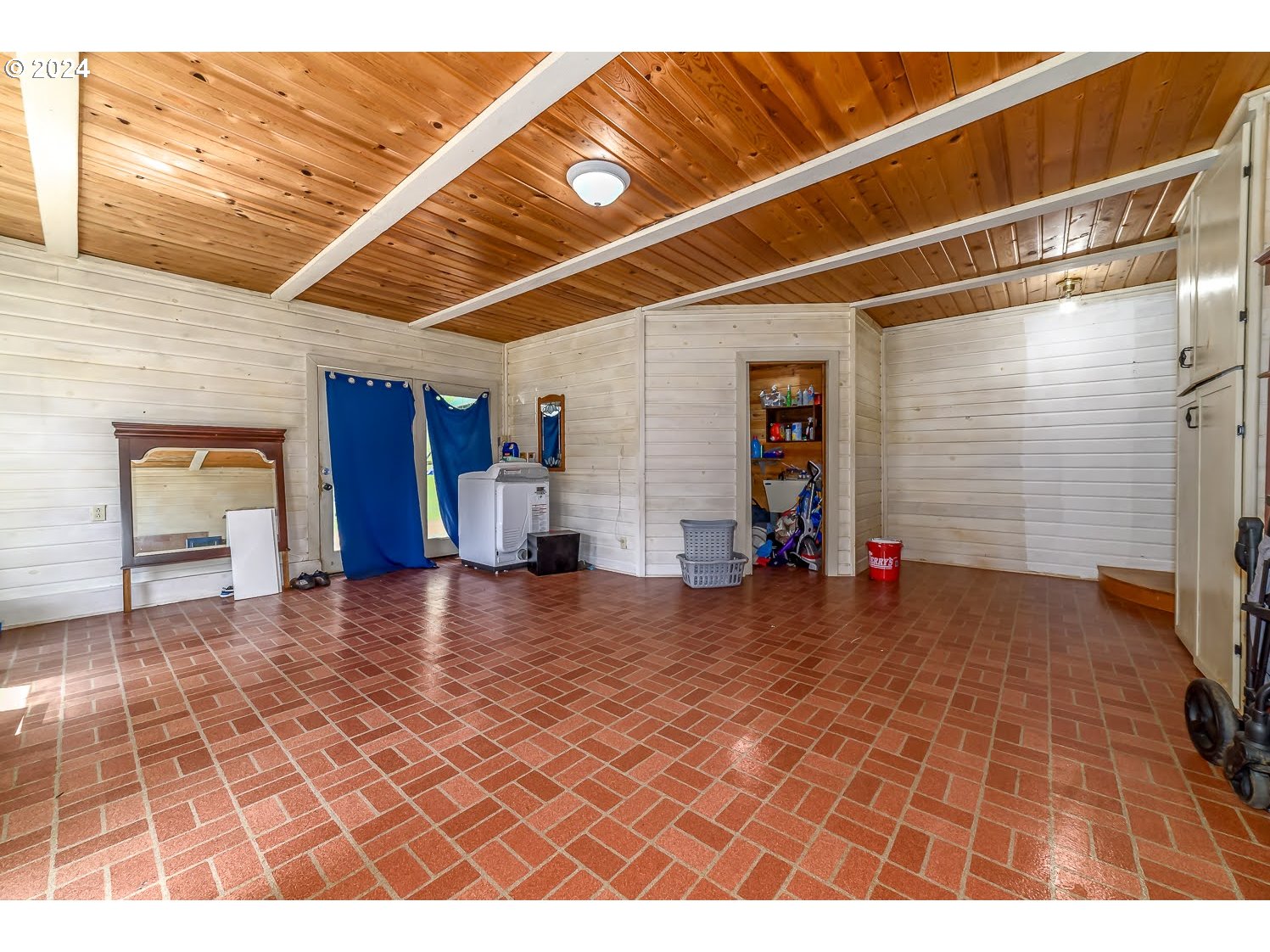 28149 Briggs Hill Road Eugene, OR 97405 - Photo 18 of 37 a view of a room with gym equipment