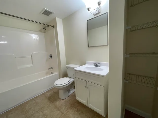 $1,996 | 20 Sentinel Court, Unit 307, Manchester, NH 03103