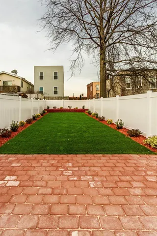 a view of a backyard