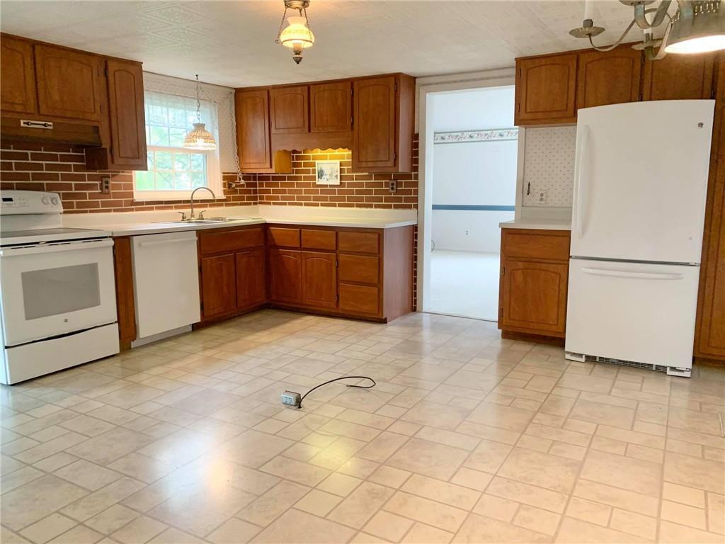 723 New Castle Road Butler, PA 16001 - Photo 6 of 25