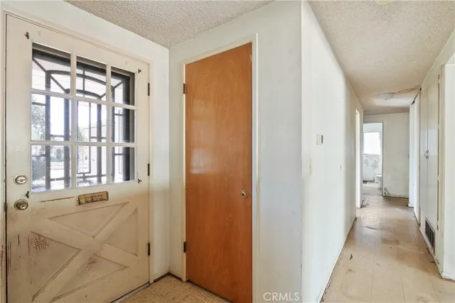 a view of an entryway with a livingroom