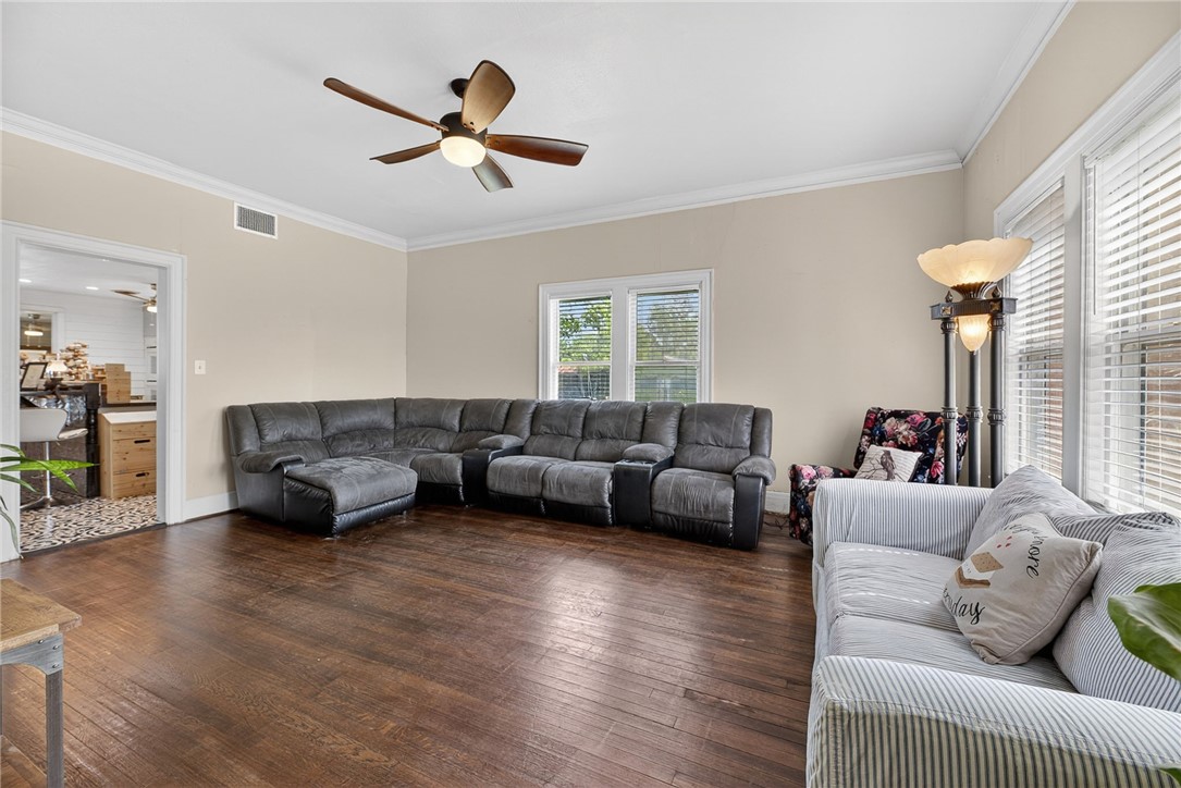 119 East Houston Street Refugio, TX 78377 - Photo 13 of 37
